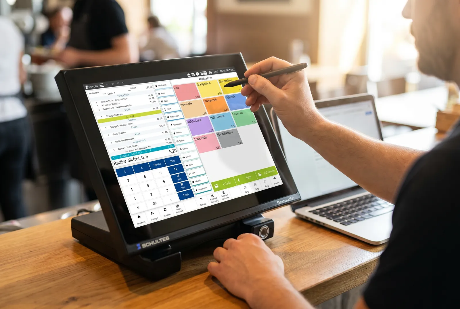 Hände konfigurieren bluepos® auf einer SCHULTES Touch-Kasse an der Theke